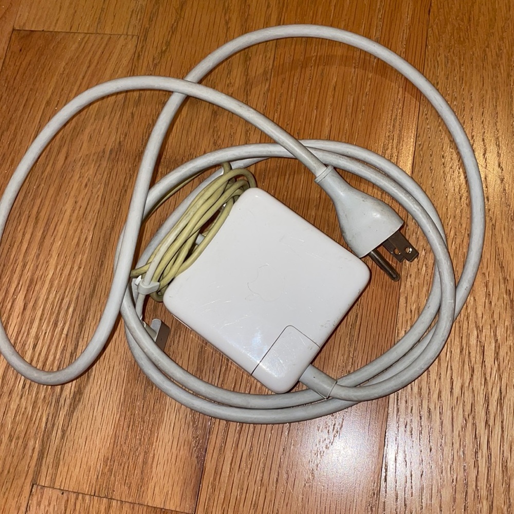 MacBook Pro 2015 Charger with case